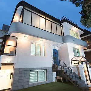 Mono House Hongdae ** 首爾